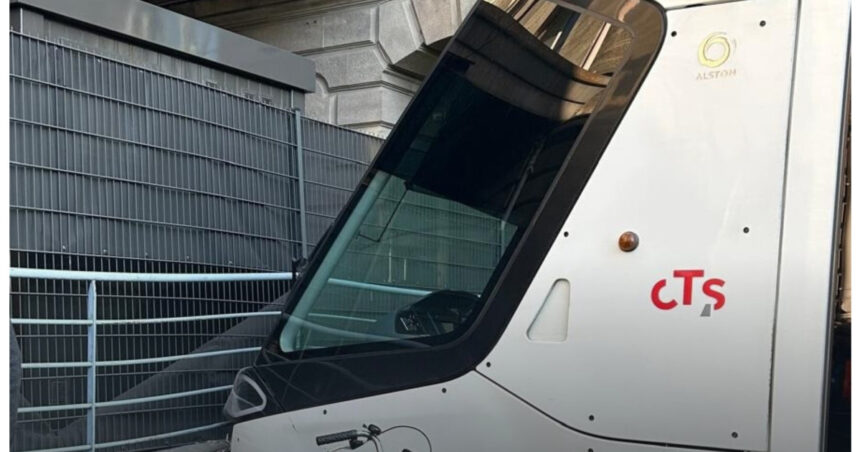 video accident la strasbourg un tramvai a lovit zidul garii dupa ce vatmanul a lesinat trei raniti au fost transportati la spital 69e7882822978