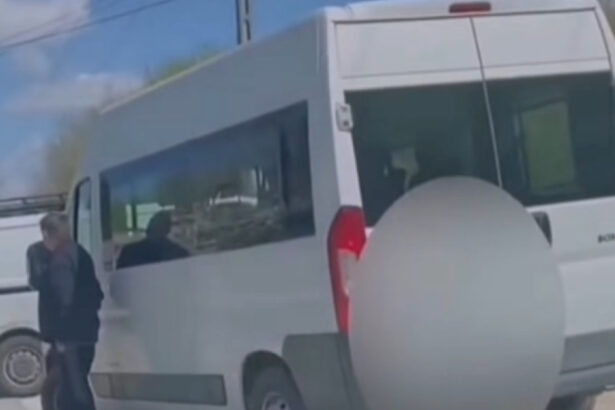 video alegeri ungaria 2026 acuzatii de turism electoral din transilvania un microbuz cu numere de romania filmat in circumscriptie fidesz 69dbd840d0fa3