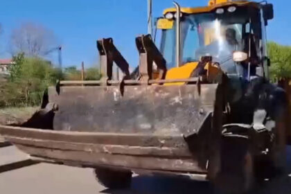 video am venit sa iau drona un buldoexcavator de la o firma de salubrizare din galati trimis in locul unde a cazut aparatul de zbor 69ece6d6cfa41
