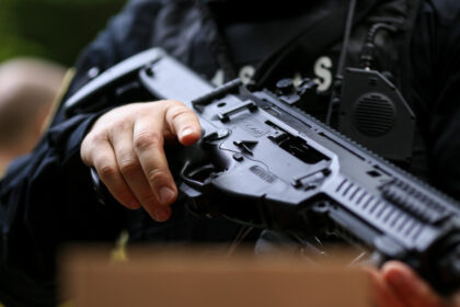 video barbat impuscat mortal de mascati in neamt dupa ce a deschis focul asupra politistilor 69eb0c42022b8