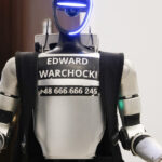 video clipul care a devenit viral un robot umanoid fugareste o turma de mistreti printr un parc 69e12fb544aa9