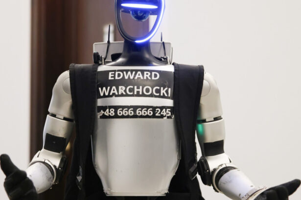 video clipul care a devenit viral un robot umanoid fugareste o turma de mistreti printr un parc 69e12fb544aa9