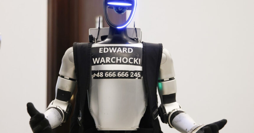 video clipul care a devenit viral un robot umanoid fugareste o turma de mistreti printr un parc 69e12fb544aa9