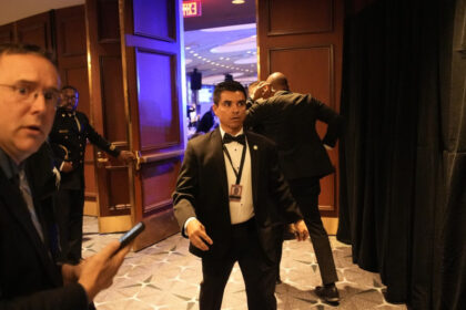 video de ce jd vance a fost scos primul din sala de bal apoi a urmat trump in timpul incidentului de la dineul asociatiei corespondentilor 69edf53bc338c