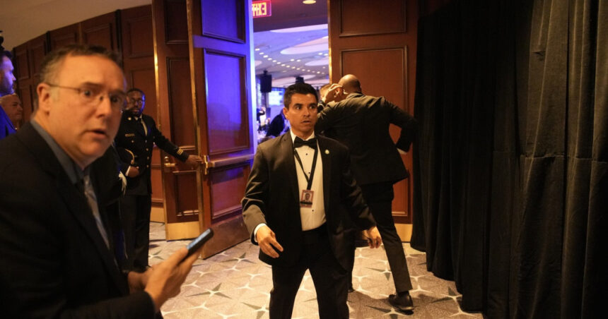 video de ce jd vance a fost scos primul din sala de bal apoi a urmat trump in timpul incidentului de la dineul asociatiei corespondentilor 69edf53bc338c