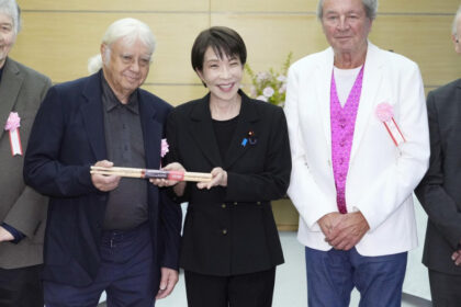 video deep purple vizita surpriza in biroul premierului japonez sanae takaichi este fan infocat al trupei britanice sunteti zeii mei 69da556995912