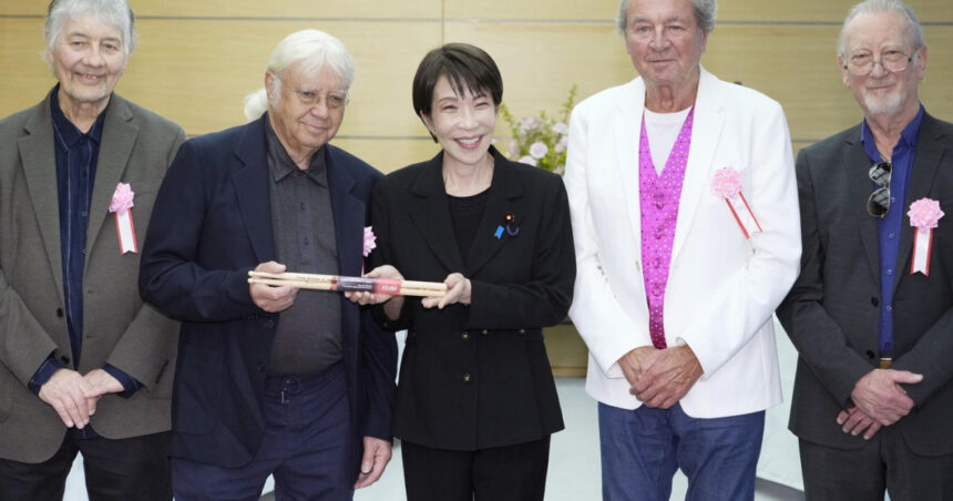 video deep purple vizita surpriza in biroul premierului japonez sanae takaichi este fan infocat al trupei britanice sunteti zeii mei 69da556995912