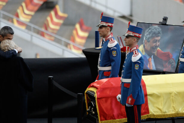 video fanii ii pot aduce un omagiu lui mircea lucescu azi la arena nationala legendarul antrenor inmormantat vineri cu onoruri militare 69d74976ce50a
