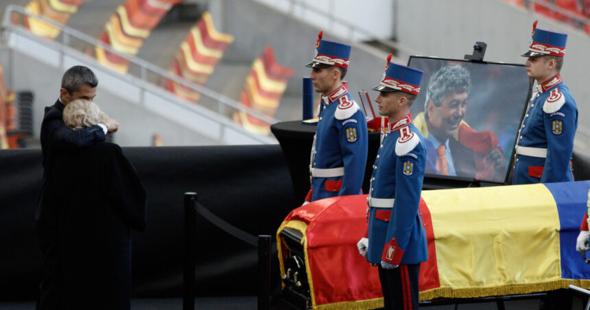 video fanii ii pot aduce un omagiu lui mircea lucescu azi la arena nationala legendarul antrenor inmormantat vineri cu onoruri militare 69d74976ce50a