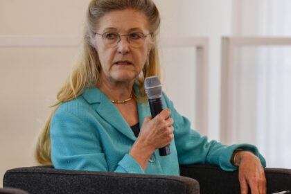 video fost oficial nato europa ar trebui sa l intrebe pe trump ce castigam noi din asta inainte de a oferi ajutor 69d08e56b5923