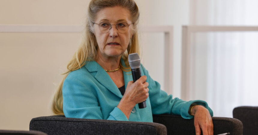 video fost oficial nato europa ar trebui sa l intrebe pe trump ce castigam noi din asta inainte de a oferi ajutor 69d08e56b5923