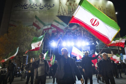 video mii de iranieni formeaza lanturi umane la centralele electrice si pe poduri dupa amenintarile lui trump 69d539b1dca49