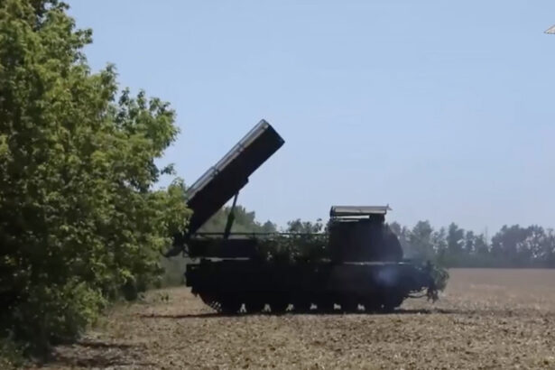 video momentul in care un atac al dronelor ucrainene distruge un sistem rusesc buk m3 ascuns intr o zona impadurita 69cd237db43fd