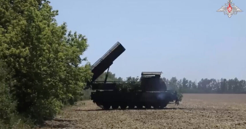 video momentul in care un atac al dronelor ucrainene distruge un sistem rusesc buk m3 ascuns intr o zona impadurita 69cd237db43fd