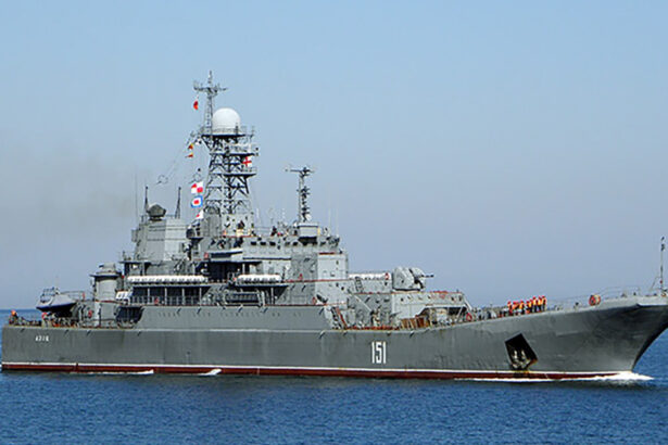 video momentul in care unitatea speciala ghosts a lovit doua nave de desant rusesti in crimeea portul rusesc tuapse in flacari 69e5fe2dc1c7b