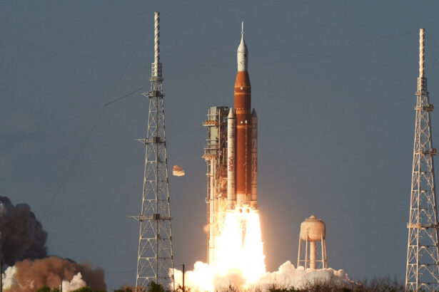 video pasagerii unui zbor delta airlines au urmarit de la bordul avionului lansarea rachetei artemis ii 69ce58b2c7d2c