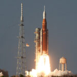 video pasagerii unui zbor delta airlines au urmarit de la bordul avionului lansarea rachetei artemis ii 69ce58b2d88a5