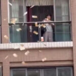 video ploaie de bani 160 000 de dolari aruncati de la balcon in cateva minute de o femeie din china ce apel au facut autoritatile 69e10c8dad13d