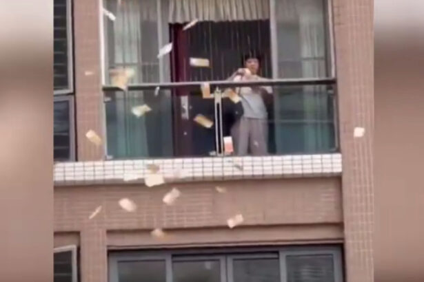 video ploaie de bani 160 000 de dolari aruncati de la balcon in cateva minute de o femeie din china ce apel au facut autoritatile 69e10c8dad13d
