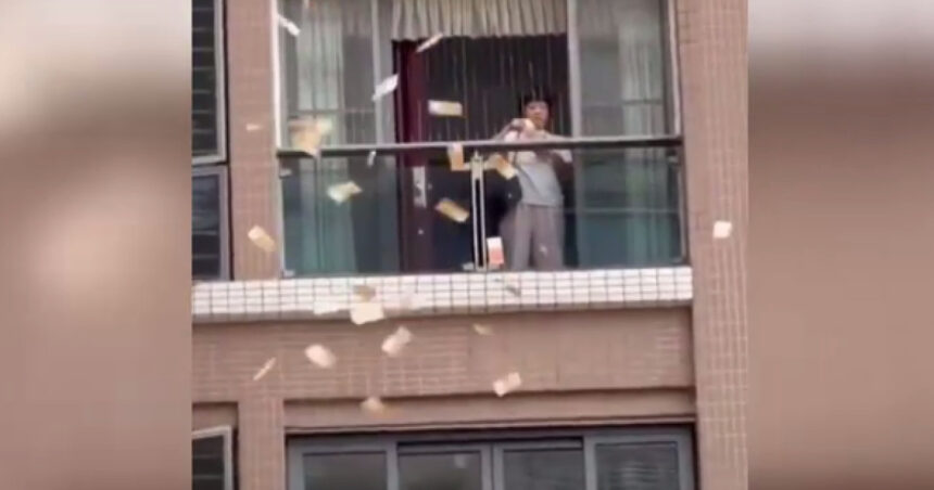 video ploaie de bani 160 000 de dolari aruncati de la balcon in cateva minute de o femeie din china ce apel au facut autoritatile 69e10c8dad13d