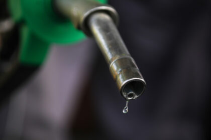 video preturile carburantilor continua sa scada in romania motorina a coborat sub 960 lei litru iar benzina se apropie de 870 lei 69da51f12921a