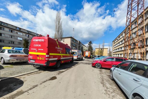 video scurgeri de gaze intr un bloc de garsoniere din zona abator pompierii au intrat pe geam pentru a inlatura pericolul 69d6456ab842a