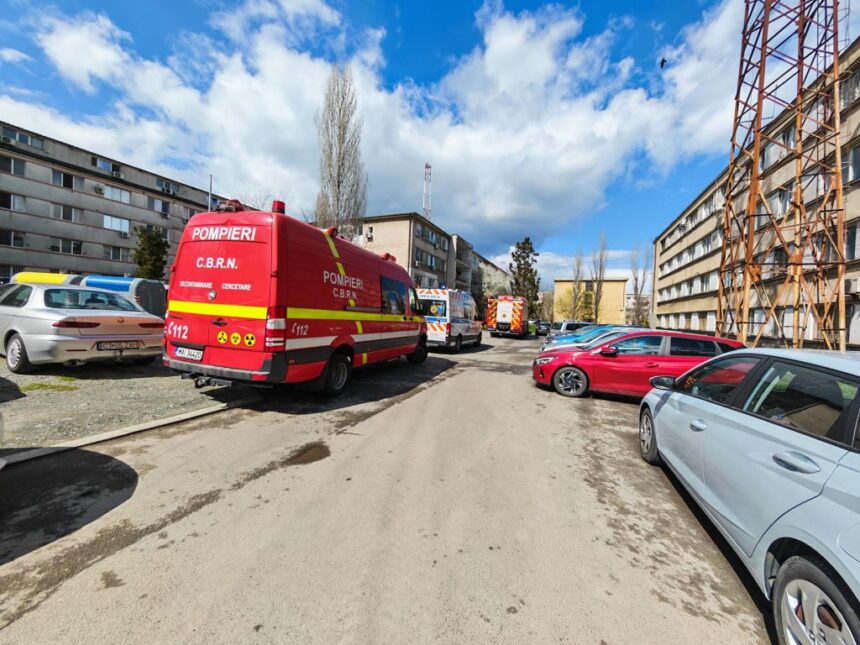 video scurgeri de gaze intr un bloc de garsoniere din zona abator pompierii au intrat pe geam pentru a inlatura pericolul 69d6456ab842a