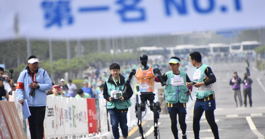 video semimaraton inedit la beijing un robot a depasit recordul mondial uman 69e4a5e14cc1b