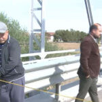 video situatie paradoxala in arad un pod reabilitat mai mult incurca circulatia pentru ca e prea ingust am intors si am trecut prin apa 69f1a3febfffc