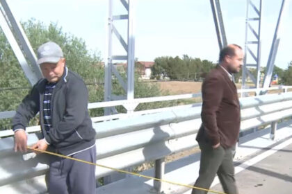 video situatie paradoxala in arad un pod reabilitat mai mult incurca circulatia pentru ca e prea ingust am intors si am trecut prin apa 69f1a3febfffc