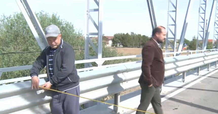 video situatie paradoxala in arad un pod reabilitat mai mult incurca circulatia pentru ca e prea ingust am intors si am trecut prin apa 69f1a3febfffc