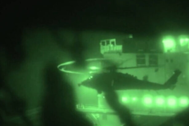 video sua au capturat o nava iraniana in golful oman imagini cu operatiunea gaura in sala motoarelor si forte americane coborand in rapel 69e5c5ed5bf59