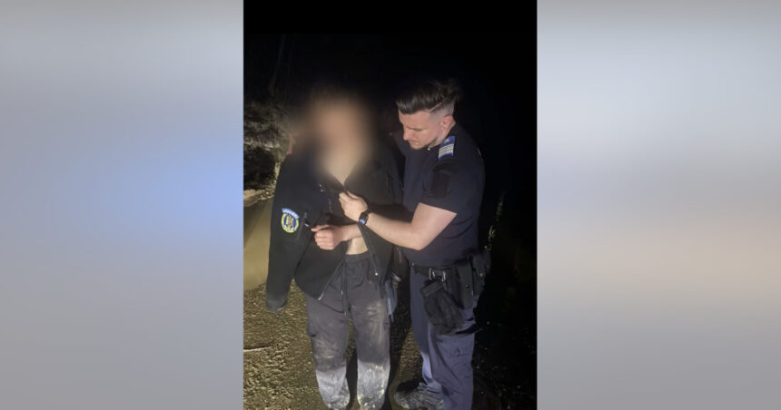 video tanar salvat de jandarmi dupa ce a fost fugarit de un urs el si a aruncat lucrurile si motocicleta pentru a scapa de animal 69e394103f304