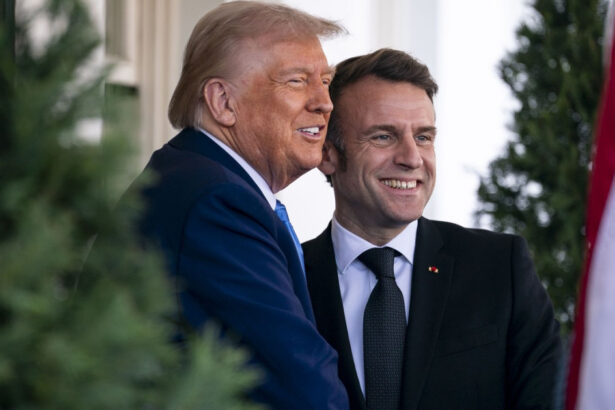 video trump il ironizeaza pe macron dupa o discutie telefonica sotia sa il trateaza foarte rau 69ce200558bf8