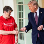 video trump si a comandat produse fast food la casa alba si i a dat 100 de dolari bacsis livratoarei scopul scenetei regizate 69de0aebabbfd