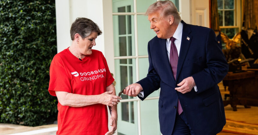 video trump si a comandat produse fast food la casa alba si i a dat 100 de dolari bacsis livratoarei scopul scenetei regizate 69de0aebabbfd