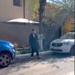 video un individ cu probleme psihice s a taiat cu maceta pe maini in plina strada 69edcf46ceee9