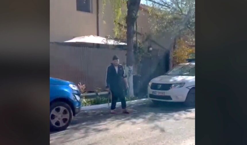 video un individ cu probleme psihice s a taiat cu maceta pe maini in plina strada 69edcf46ceee9