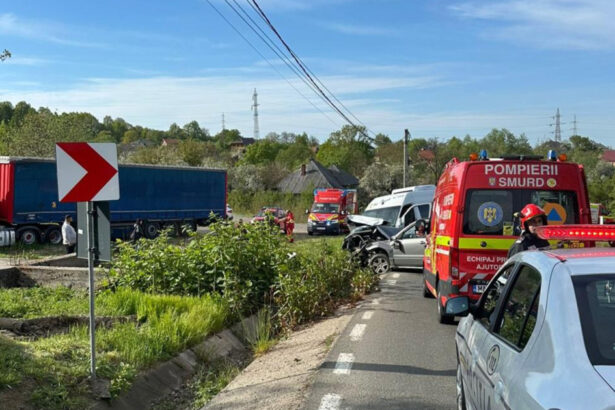 videofoto accident in maramures intre o masina si un microbuz 13 persoane au fost implicate din care 10 au ajuns la spital 69f060591c62f