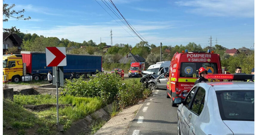videofoto accident in maramures intre o masina si un microbuz 13 persoane au fost implicate din care 10 au ajuns la spital 69f060591c62f