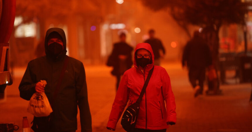 videofoto cer rosu atmosfera martiana in creta spectacolul a fost rezultatul unei furtuni de proportii de praf saharian numita haboob 69ce0aec1a59c