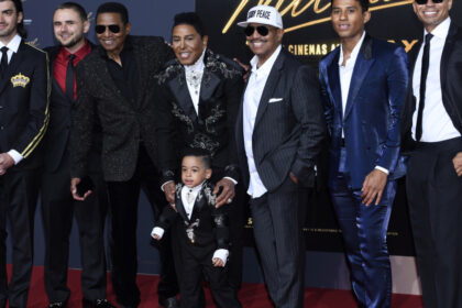 videofoto familia jackson alaturi de fani la berlin la premiera filmului michael nepotul cantaretului il joaca pe regele pop 69da526fa4666