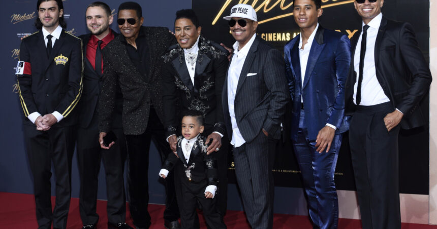 videofoto familia jackson alaturi de fani la berlin la premiera filmului michael nepotul cantaretului il joaca pe regele pop 69da526fa4666