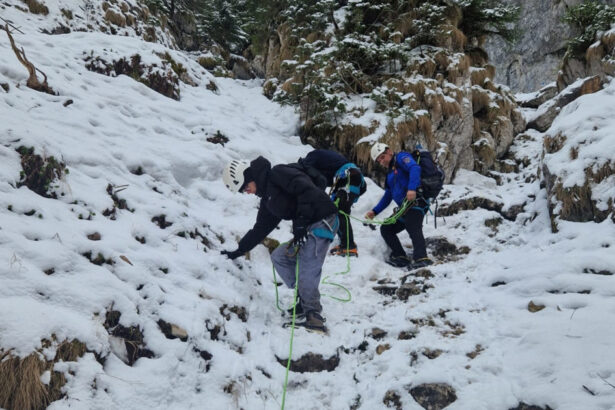 videofoto interventie dificila in piatra craiului doi turisti blocati pe un traseu acoperit de gheata au fost salvati de jandarmi 69db60d4c3cfb