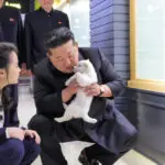 videofoto kim jong un a mers cu fiica sa intr o vizita la un magazin de animale de companie din phenian unde au mangaiat caini si pisici 69cf919161e48