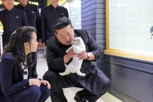 videofoto kim jong un a mers cu fiica sa intr o vizita la un magazin de animale de companie din phenian unde au mangaiat caini si pisici 69cf919161e48