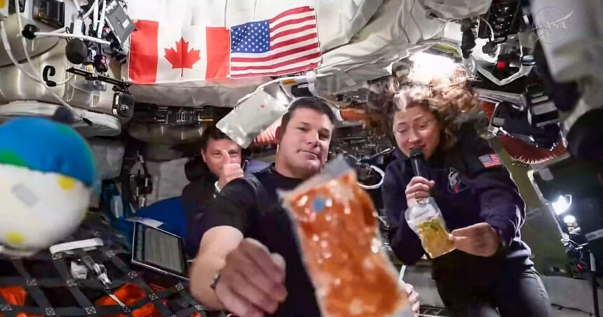 videofoto meniul care pluteste in capsula misiunii artemis 2 include 189 de feluri de mancare acesta este un cocktail de creveti 69d63e1362c69