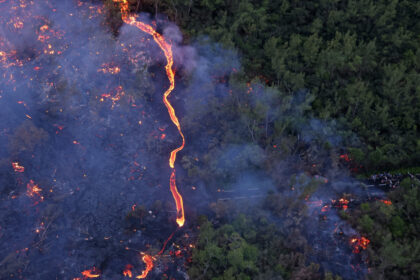 videofoto noi imagini din satelit surprind lava vulcanului din reunion curgand spre ocean 69da43d3685d4