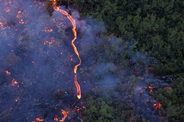 videofoto noi imagini din satelit surprind lava vulcanului din reunion curgand spre ocean 69da43d3685d4