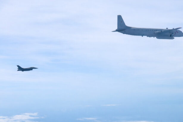 videofoto pilotii romani au interceptat un avion de spionaj al rusiei in apropierea spatiului aerian al lituaniei 69dfa352cfe8d